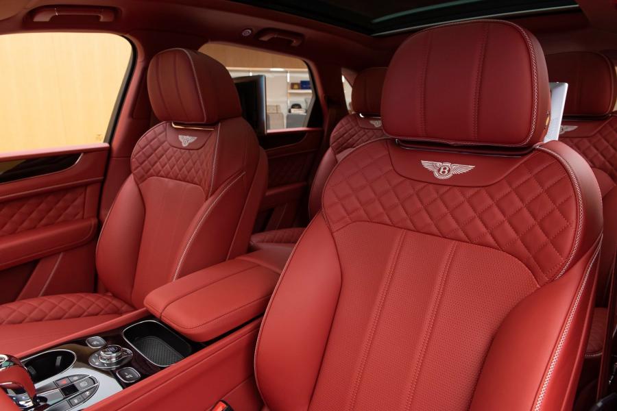 Интерьер Bentley Bentayga W12 2020 года  (UAE) (фото 8 из 10)